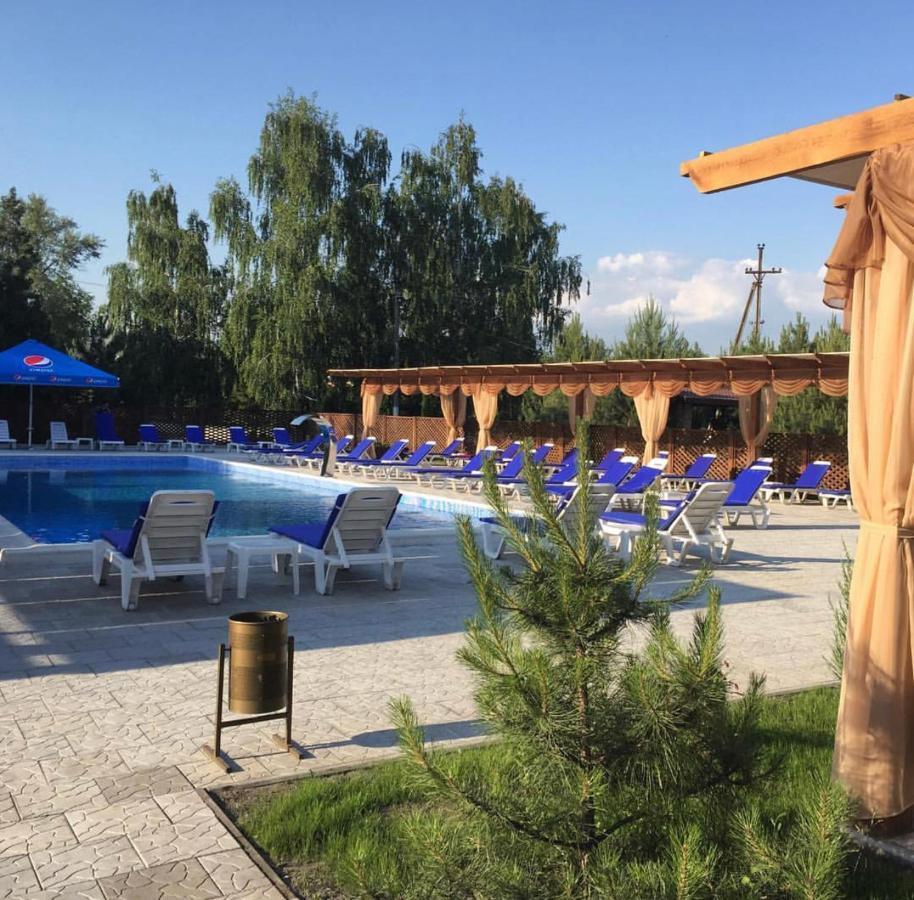 Relax Hotel - Restaurant Complex ノヴォモスコーウシク エクステリア 写真